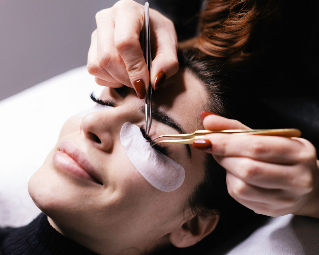 Eine Kundin bekommt Wimpernverlängerung im Kosmetikstudio