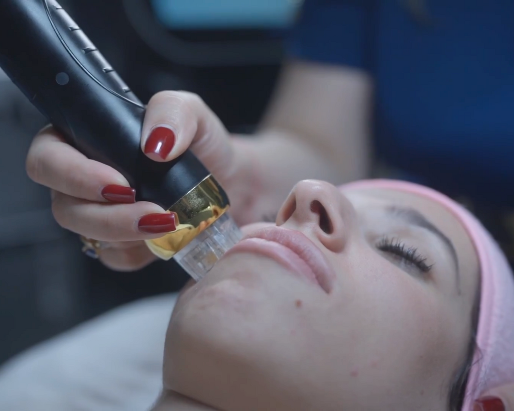 Eine Kundin kriegt Gesichtsreinigung im Kosmetikstudio